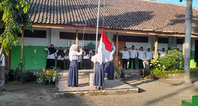 Upacara Hari Kebangkitan Nasional di MTsN 10 Blitar