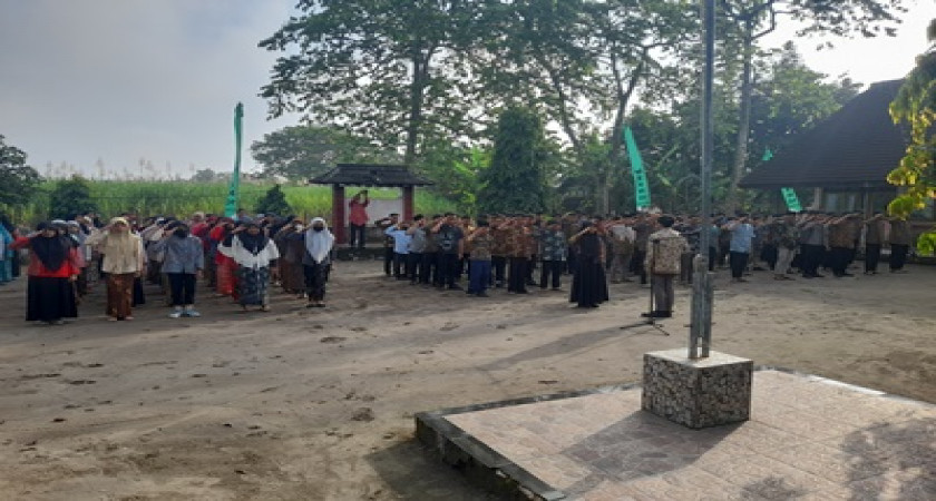 Upacara Hari Pendidikan Nasional dan Halal bi Halal MTsN 10 Blitar