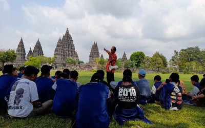 MTsN 10 Blitar Memperkaya Pengetahuan Siswa Melalui Kunjungan ke Candi Prambanan