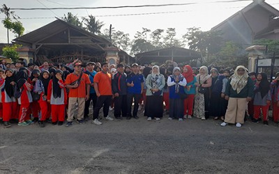 MTsN 10 Blitar Berpartisipasi dalam Jalan Sehat Desa Pojok