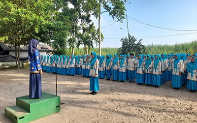 Upacara Hari Pendidikan Nasional di MTsN 10 Blitar