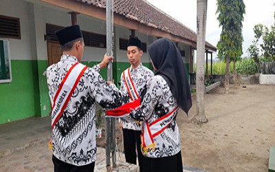 Hari Guru Dirayakan Meriah di MTsN 10 Blitar dengan Peran Aktif Bapak-Ibu Guru dalam Upacara