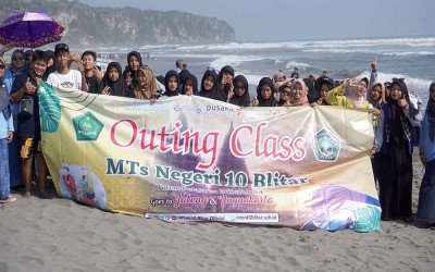 MTsN 10 Blitar Menikmati Keindahan Pantai Parangtritis dalam Kegiatan Outing Class